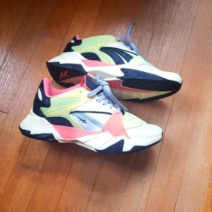 NEW Reebok size 7 sneakers